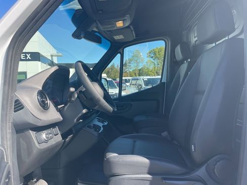 Used 2025 Mercedes-Benz Sprinter 2500 image 9