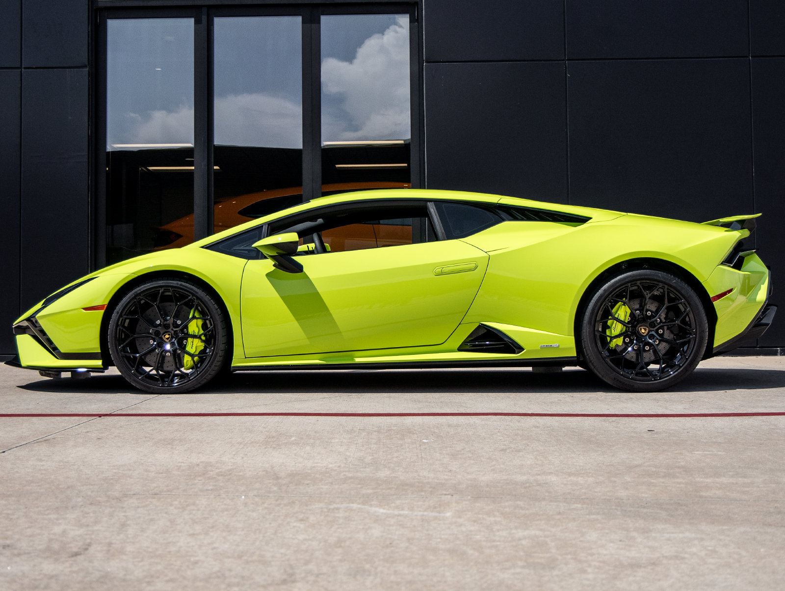 Used 2024 Lamborghini Huracan Tecnica RWD image 9