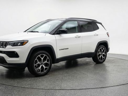 Used 2025 Jeep Compass Limited AWD/4WD image 3