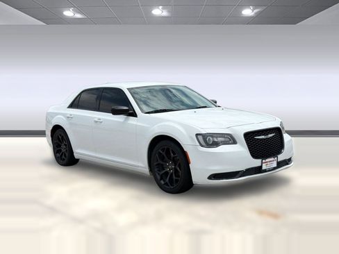 Used 2019 Chrysler 300 Touring w/ Sport Appearance Package RWD image 7