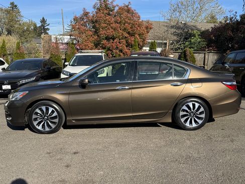 Used 2017 Honda Accord Touring image 3