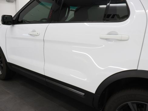 Used 2017 Ford Explorer XLT w/ XLT Appearance Package AWD/4WD image 32