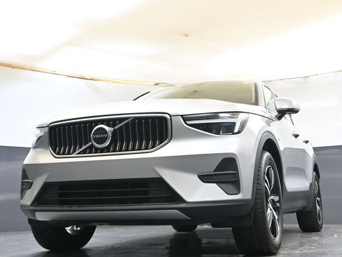 Certified 2025 Volvo XC40 B5 Core image 37