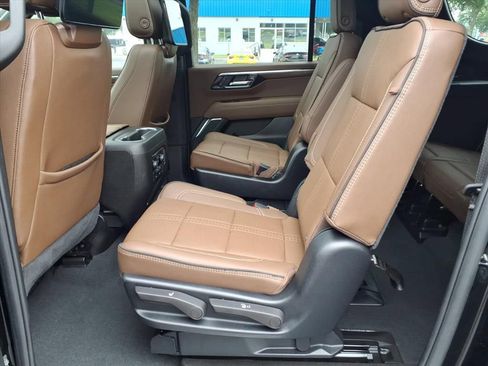 Used 2025 Chevrolet Suburban High Country AWD/4WD image 22
