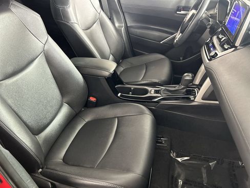 Used 2024 Toyota Corolla Cross XLE w/ Convenience Package FWD image 27