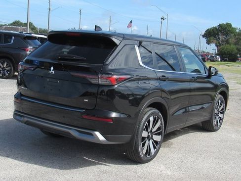 New 2025 Mitsubishi Outlander SE image 3