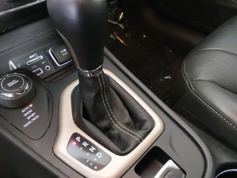 Used 2015 Jeep Cherokee Limited w/ Luxury Group AWD/4WD image 29