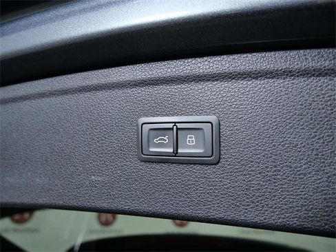 Used 2020 Audi Q5 e Prestige w/ Prestige Package image 11