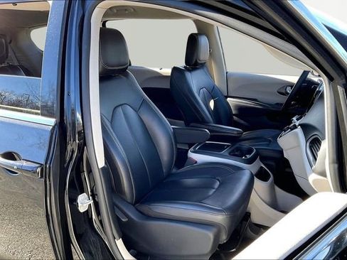 Used 2024 Chrysler Pacifica Touring-L image 20