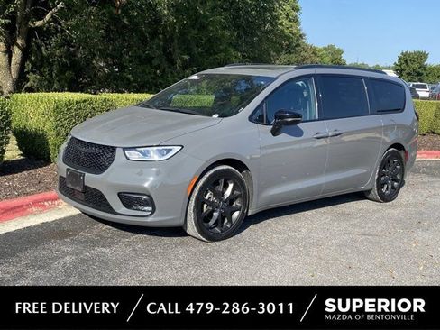 Used 2025 Chrysler Pacifica Limited FWD image 1