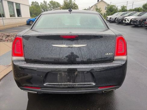 Used 2018 Chrysler 300 Touring w/ Sport Appearance Package RWD image 8