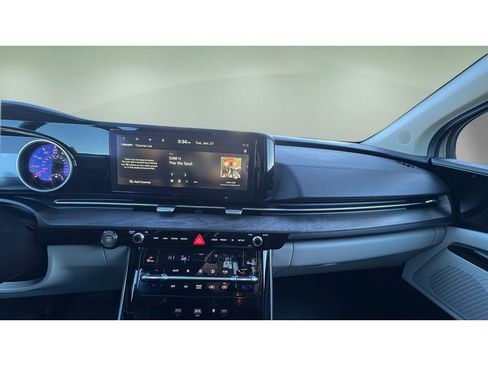 Used 2024 Kia Carnival EX image 17