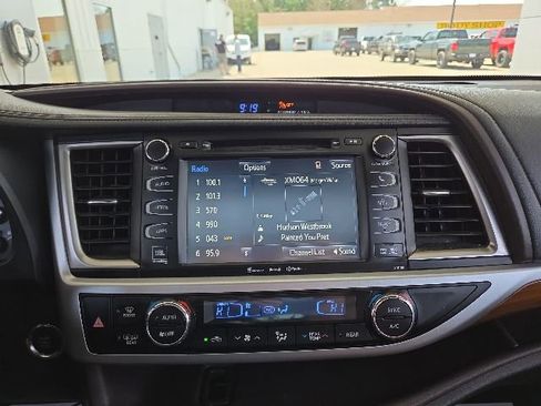 Used 2017 Toyota Highlander Limited AWD/4WD image 62