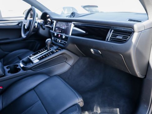 Certified 2025 Porsche Macan image 28