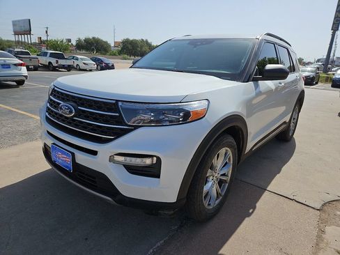 Used 2021 Ford Explorer XLT w/ Equipment Group 202A RWD image 4