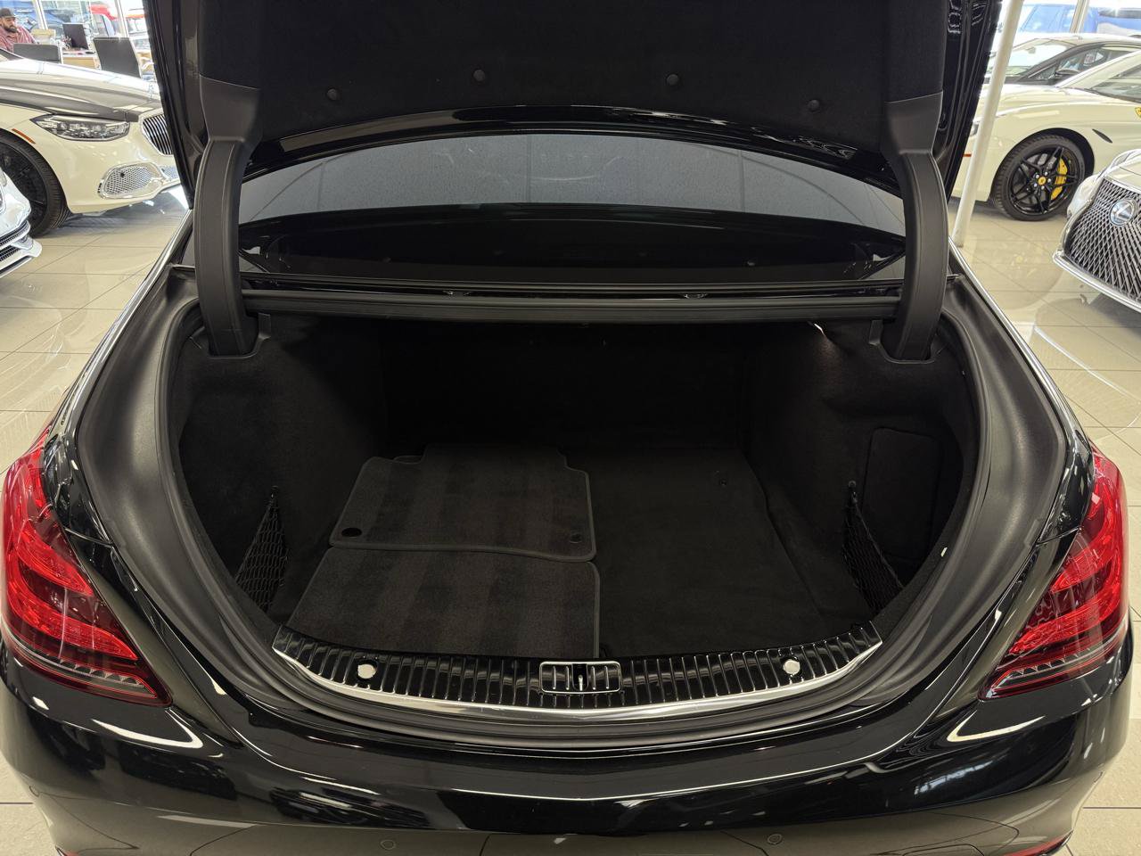 Used 2018 Mercedes-Benz S 560 Sedan image 31
