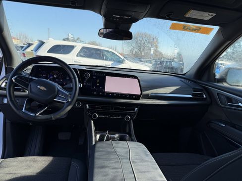 Used 2024 Chevrolet Traverse LT image 11