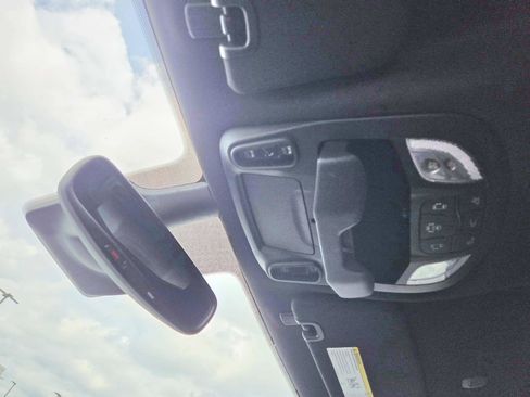 Used 2025 Chrysler Pacifica Select image 35