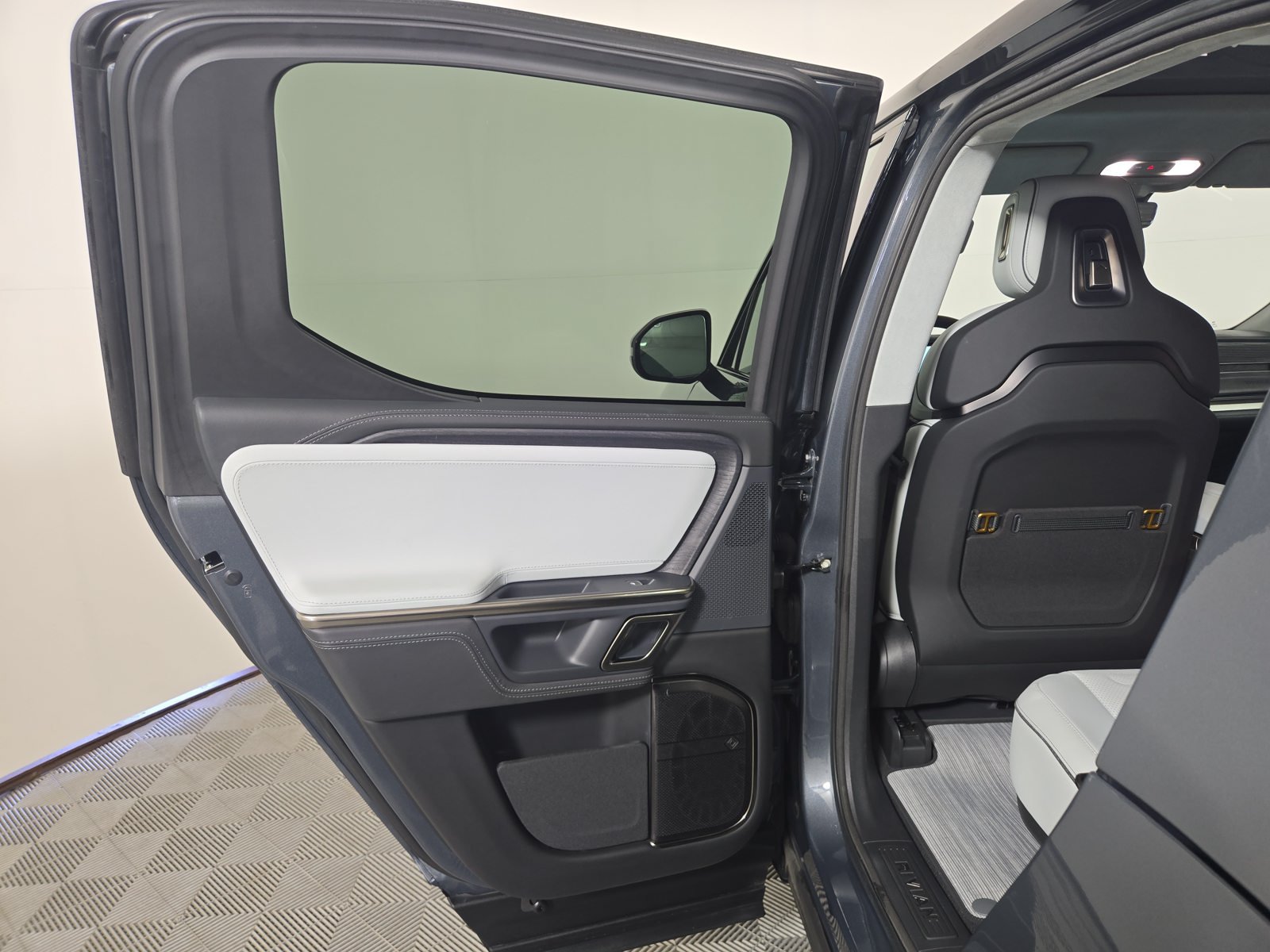 Used 2024 Rivian R1T Adventure Dual AWD/4WD image 17
