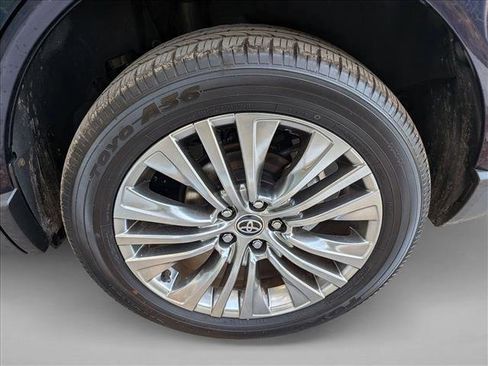 Used 2021 Toyota Venza XLE w/ Softex Package image 24