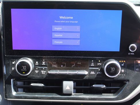 Used 2023 Toyota Highlander Limited FWD image 19