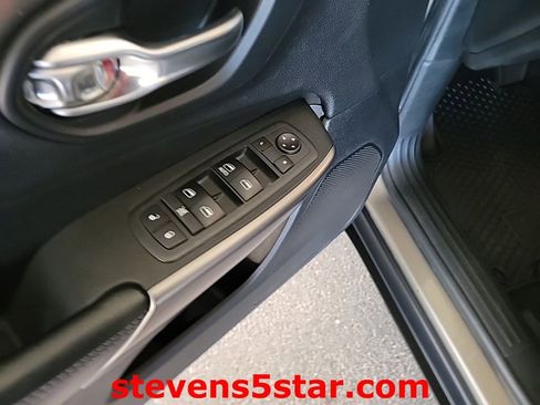 Used 2019 Jeep Cherokee Latitude w/ Cold Weather Group image 12