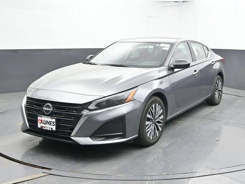 Used 2024 Nissan Altima 2.5 SV AWD/4WD image 4