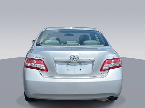 Used 2010 Toyota Camry LE image 4