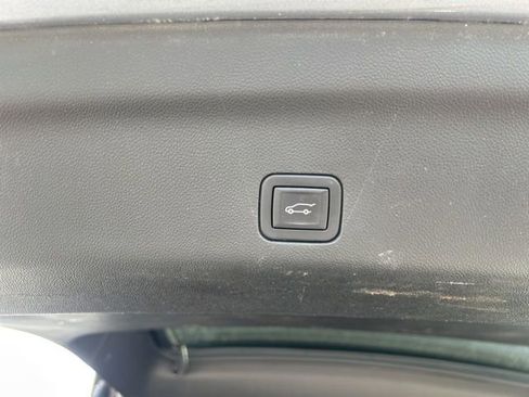 Used 2023 Chevrolet Suburban Z71 w/ Luxury Package image 33