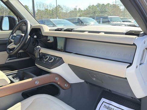 Used 2023 Land Rover Defender 110 SE image 17