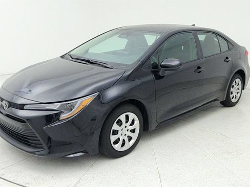 Used 2025 Toyota Corolla LE FWD image 3