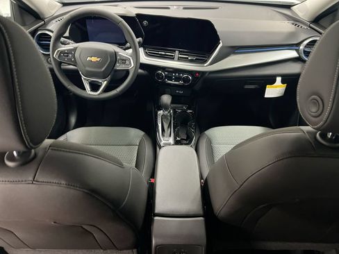 Used 2025 Chevrolet Trax LT w/ LT Convenience Package FWD image 10