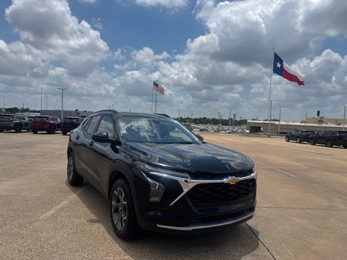 Used 2025 Chevrolet Trax LT FWD image 2