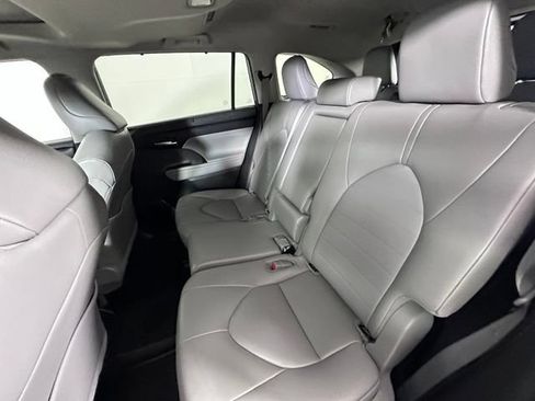 Used 2023 Toyota Highlander XLE AWD/4WD image 18