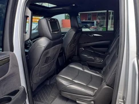 Used 2017 Cadillac Escalade ESV Platinum AWD/4WD image 9