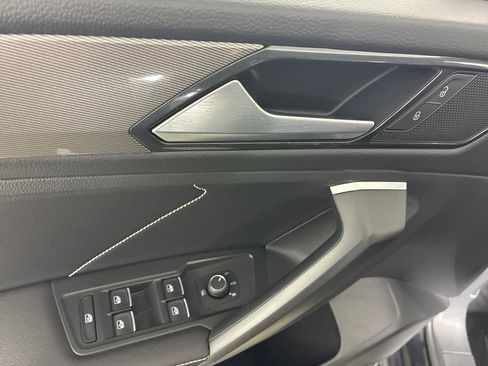 Used 2022 Volkswagen Tiguan SE AWD/4WD image 12