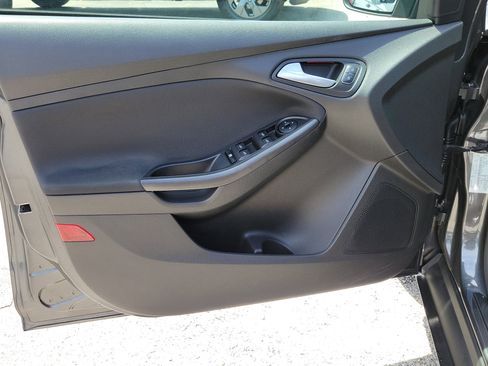 Used 2017 Ford Focus SEL w/ Cold Weather Package FWD image 18