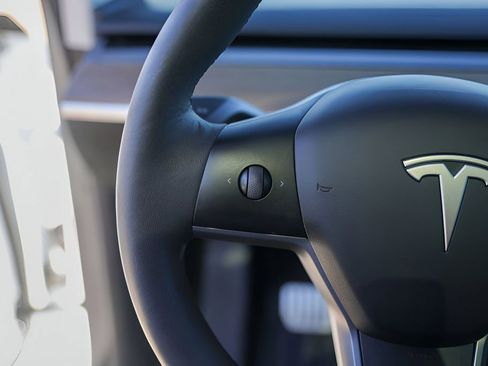 Used 2023 Tesla Model Y Performance image 13