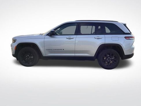 Used 2025 Jeep Grand Cherokee Altitude AWD/4WD image 7
