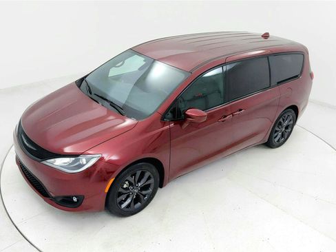 Used 2018 Chrysler Pacifica Touring Plus w/ S Appearance Package FWD image 13