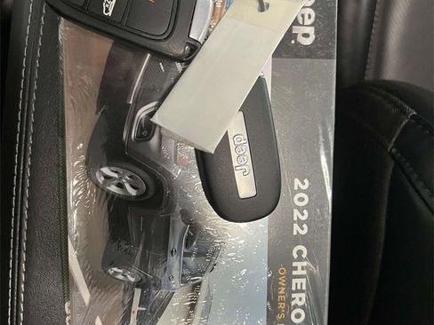 Used 2022 Jeep Cherokee Limited image 35