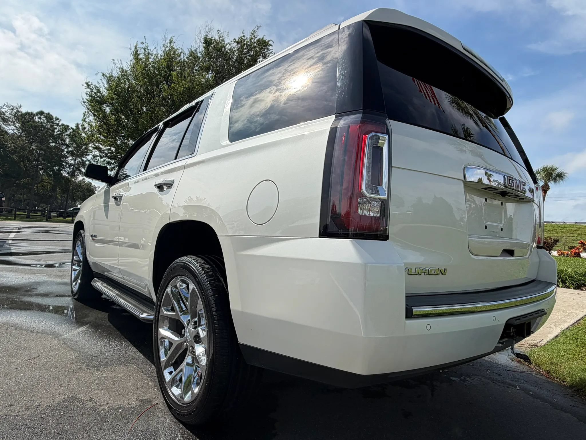 Used 2015 GMC Yukon Denali w/ Touring Package AWD/4WD image 10