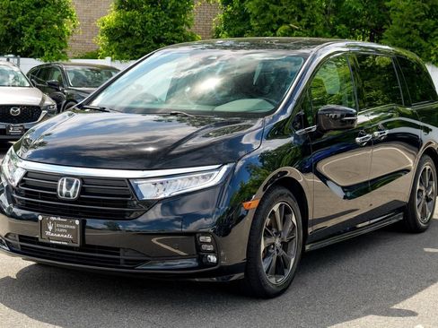Used 2023 Honda Odyssey Elite image 3