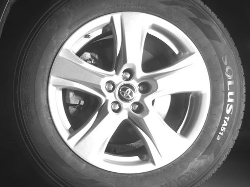 Used 2025 Toyota Highlander LE FWD image 12
