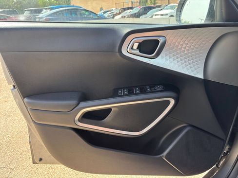 Used 2025 Kia Soul LX w/ LX Technology Package FWD image 18