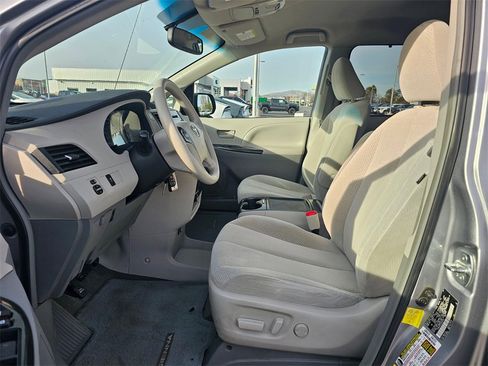 Used 2012 Toyota Sienna LE w/ Towing Pkg image 18
