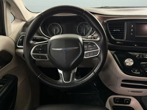 Used 2017 Chrysler Pacifica Touring-L FWD image 10