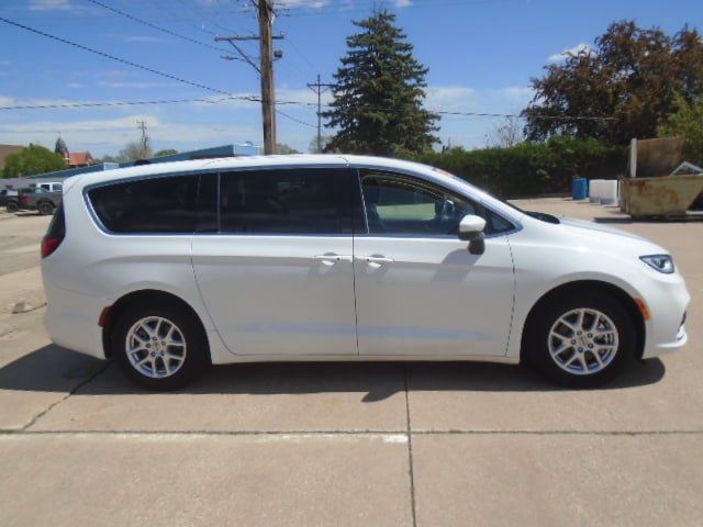 Used 2023 Chrysler Pacifica Touring-L FWD image 11