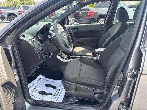 Used 2010 Ford Focus SE FWD image 11