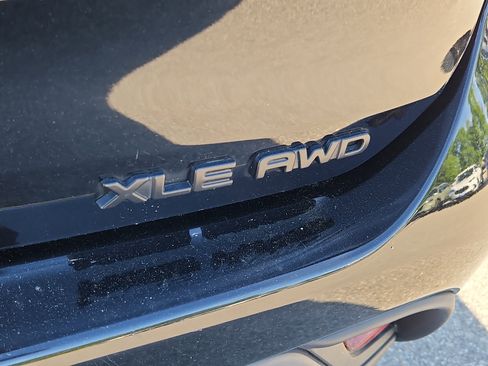 Used 2022 Toyota Highlander XLE AWD/4WD image 5